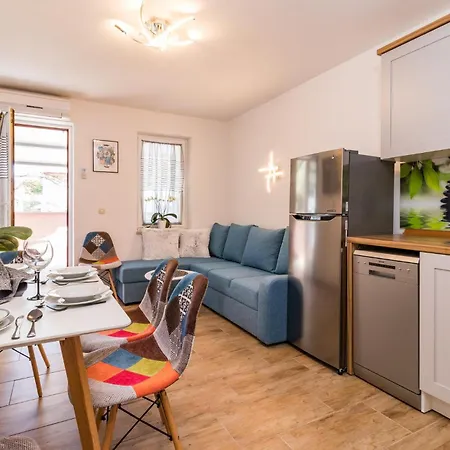 Gorgeous In With Kitchen Apartment Pula